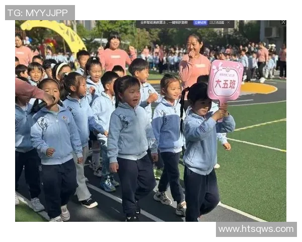 幼儿足球表演视频展示小小运动员的激情与团队合作精神